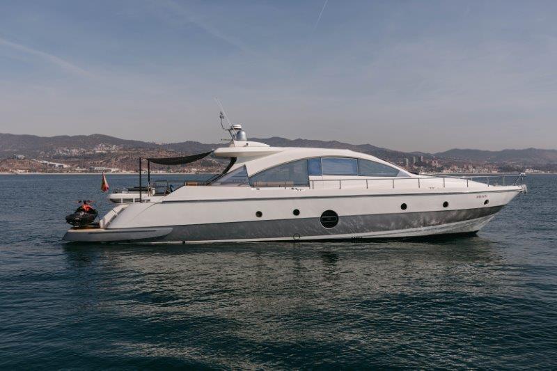 Barco de motor EN CHARTER, de la marca Aicon modelo 72SL y del año 2006, disponible en Marina Port de Mallorca Palma Mallorca España